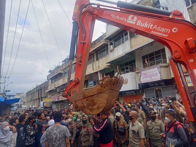 Bersitegang dengan PKL, Pemkot Gagal Tertibkan Lapak di Jalan Bukit Tinggi (1)