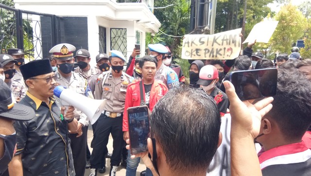 Massa GMNI Kabupaten Indramayu yang berunjuk rasa ditemui oleh Ketua DPRD Indramayu, H. Syafeudin,S.H dan beberapa anggota DPRD Indramayu. (Tomi Indra)