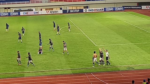 Pertandingan antara Persikabo melawan PSIS Semarang di Stadion Manahan Solo. FOTO: Agung Santoso