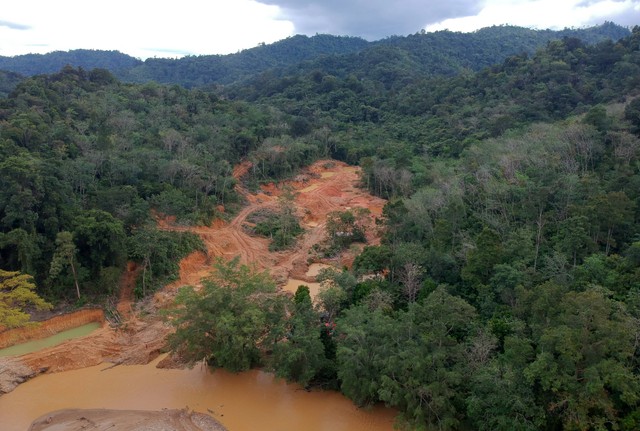 Foto udara kerusakan Lanskap Bukit Bulan akibat aktivitas pertambangan emas ilegal di Desa Lubuk Bedorong, Limun, Sarolangun, Jambi, Kamis (18/11/2021). Foto: Wahdi Septiawan/Antara Foto