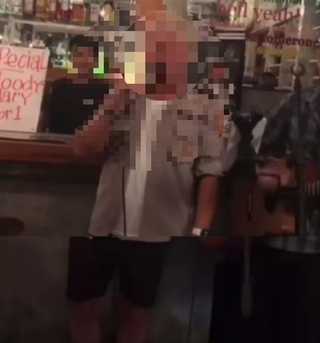 Bule USA Nyanyi di Kafe Pakai Seragam Polisi Jadi Viral di Media Sosial (369675)