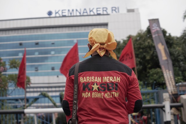 Sejumlah buruh menggelar unjuk rasa di depan Kementerian Ketenagakerjaan (Kemnaker), Jakarta, Jumat (19/11). Foto: Jamal Ramadhan/kumparan