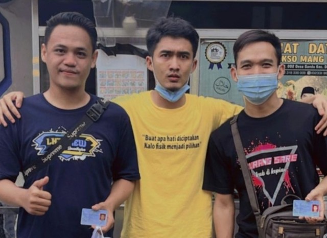 Muhamad Saeful Idris (tengah), pemilik bakso Panjul bersama warga bernama Yana. FOTO: Istimewa