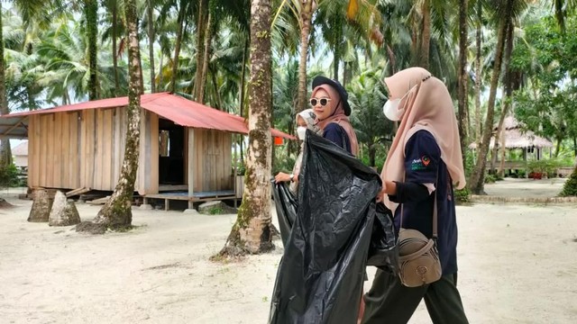 Milenial Sadar Wisata Aceh Singkil Bersih-bersih Pantai di Pulau Banyak (349212)