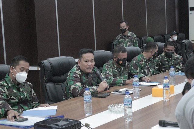 Waaster KSAD Brigjen TNI Donni Hutabarat saat berdialog dengan Manajemen VDNI dan OSS. Foto: Attamimi/kendarinesia.