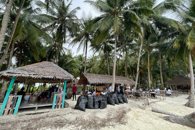 Milenial Sadar Wisata Aceh Singkil Bersih-bersih Pantai di Pulau Banyak (349213)