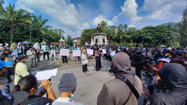 Gelar Aksi Bela Ulama, Seratusan orang di Solo Tuntut Pembubaran Densus 88 (80268)