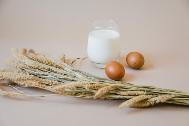 Ilustrasi Minuman Susu Dicampur Telur dan Madu. Foto: Pexels.com