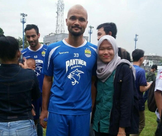 Dessy Hendriyanti saat bertemu dengan Sergio van Dijk ketika membela Persib Bandung. FOTO: Dokumen Pribadi Dessy Hendriyanti