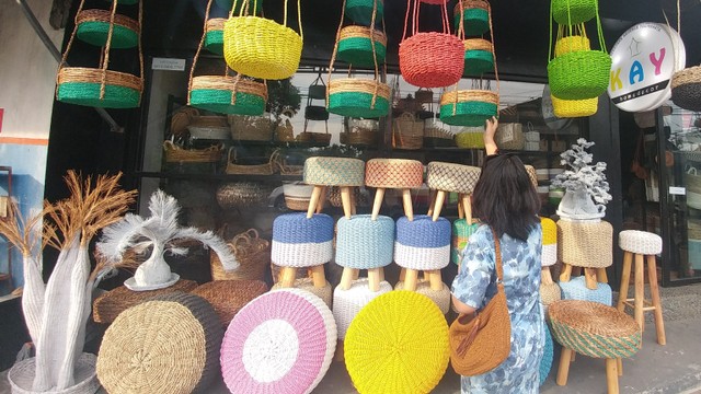 Pembeli memilih produk di salah satu toko kerajinan di Kasongan, Bantul, DIY. Foto: ESP