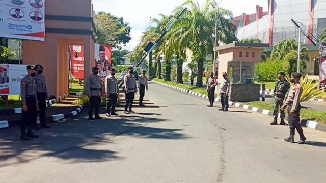 Personel kepolisian melakukan penjagaan di tempat kegiatan Konferensi Nasional (Konas), Forum Kerukunan Umat Beragama (FKUB), yang dihadiri langsung Wakil Presiden RI, KH Ma'ruf Amin