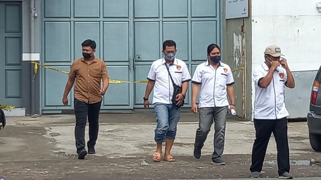 Tim penyidik keluar dari gudang rokok Camel di Solo. FOTO: Agung Santoso