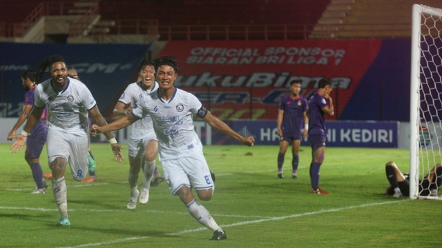 Selebrasi pemain Arema FC usai mencetak gol ke gawang Persik Kediri saat pertandingan Liga 1 di Stadion Sultan Agung, Bantul, D.I Yogyakarta, Jumat (19/11 Foto: Andreas Fitri Atmoko/ANTARA FOTO