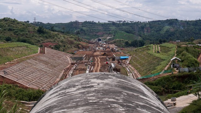 Suasana proyek pembangunan jalur Kereta Cepat Jakarta-Bandung (KCJB) di kawasan PTPN VIII Walini, Cikalong Wetan, Kabupaten Bandung Barat, Jawa Barat, Rabu (17/11). Foto: Jamal Ramadhan/kumparan