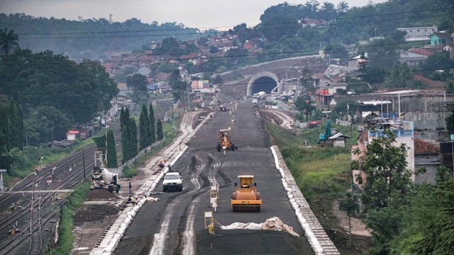 Suasana proyek pembangunan jalur Kereta Cepat Jakarta-Bandung (KCJB) di wilayah Padalarang, Jawa Barat, Rabu (17/11). Foto: Jamal Ramadhan/kumparan