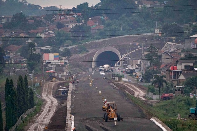 Suasana proyek pembangunan jalur Kereta Cepat Jakarta-Bandung (KCJB) di wilayah Padalarang, Jawa Barat, Rabu (17/11). Foto: Jamal Ramadhan/kumparan