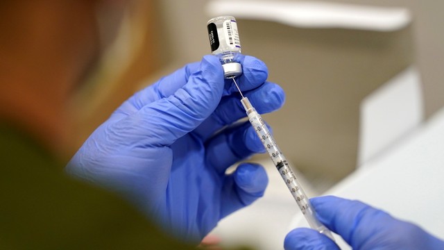 Seorang petugas kesehatan mengisi jarum suntik dengan vaksin Pfizer COVID-19 di Rumah Sakit Jackson Memorial, Miami, AS. Foto: Lynne Sladky/AP Photo