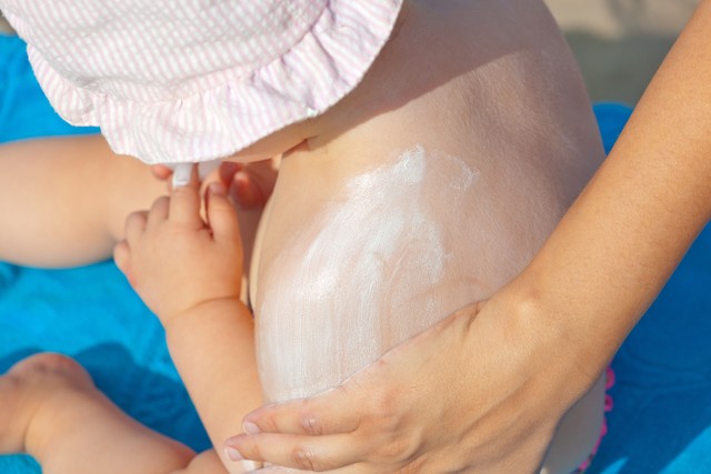 Bayi pakai sunscreen. Foto: Shutter Stock