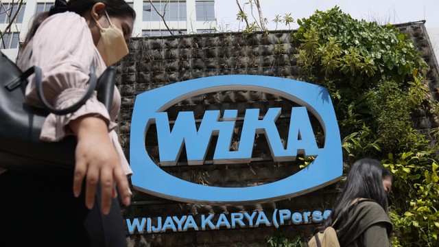Logo perusahaan konstruksi milik negara Wijaya Karya (Wika). Foto: AP Photo/Dita Alangkara