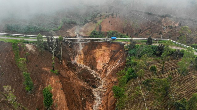 Foto udara di sekitar lokasi tanah longsor yang memutus jalan utama di Kawasan Wisata Darajat Pass, Kabupaten Garut, Jawa Barat, Sabtu (20/11). Foto: Raisan Al Farisi/ANTARA FOTO