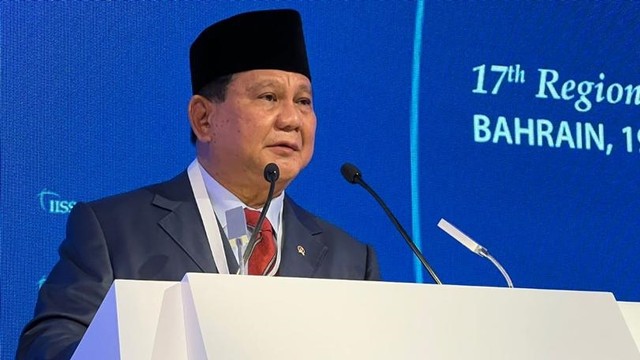 Menteri Pertahanan Prabowo Subianto menyampaikan pidato dalam Forum Dialog The 17th International Institute for Strategic Studies (IISS) Manama Dialogue 2021, Sabtu (20/11). Foto: Twitter/ISS Manama