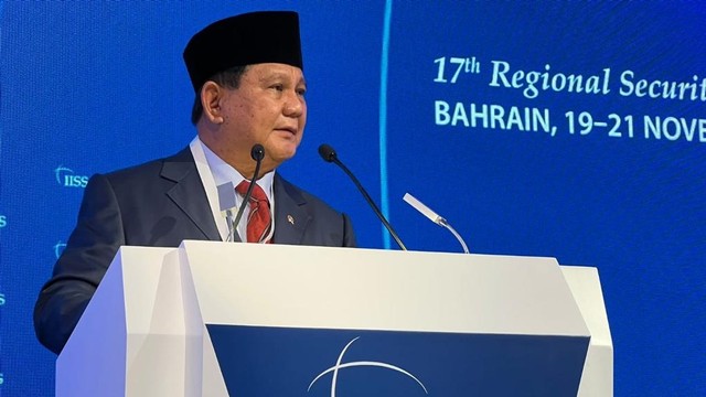 Menteri Pertahanan Prabowo Subianto menyampaikan pidato dalam Forum Dialog The 17th International Institute for Strategic Studies (IISS) Manama Dialogue 2021, Sabtu (20/11). Foto: Twitter/ISS Manama