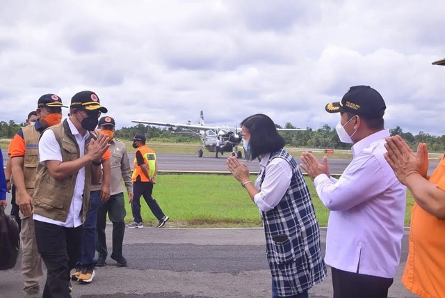 Kepala Badan Nasional Penanggulangan Bencana (BNPB) Mayjen TNI Suharyanto tiba di Sintang paska dilantik Presiden. Kepala BNPB disambut jajaran Pemkab Sintang. (Foto: Prokopim Sintang)