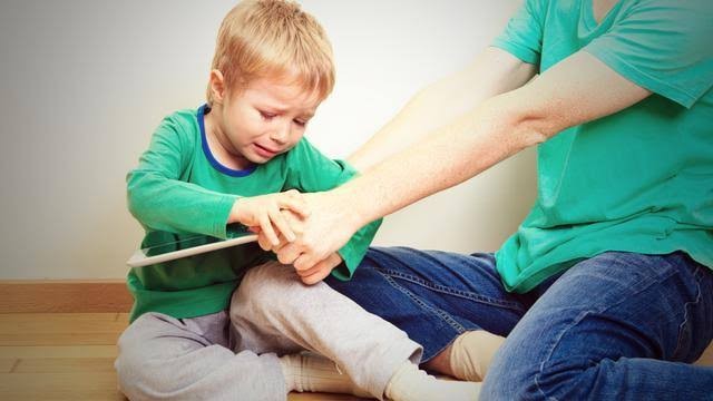 Ilustrasi anak kecanduan gadget (Sumber: ShutterStock)