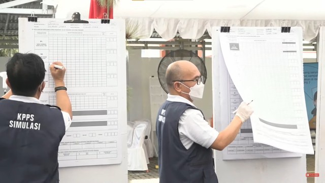 Simulasi pemungutan dan penghitungan suara pada acara Penyederhanaan Desain Surat Suara Pemilu Serentak 2024 oleh KPU di Manado, Sulut, Sabtu (20/11).  Foto: Youtube/KPU RI