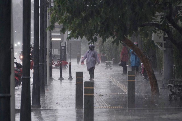 Pengendara melintas di jalan saat hujan di kawasan Bundaran Hotel Indonesia, Jakarta, Sabtu (20/11). Foto: Jamal Ramadhan/kumparan