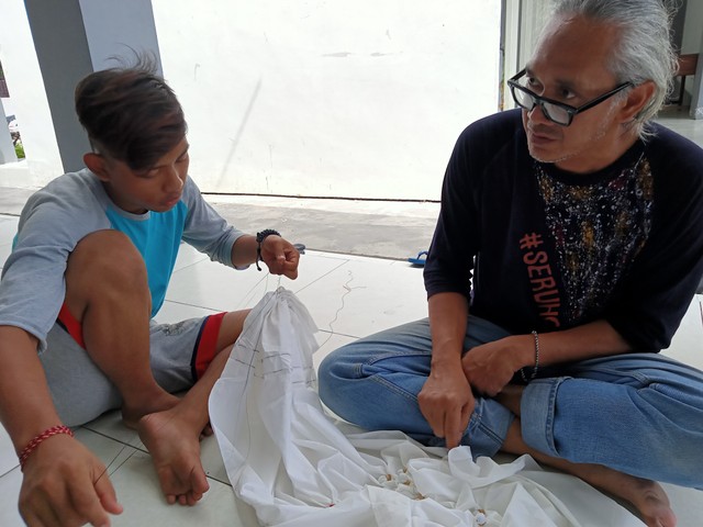Leo Gemati (kanan) saat memberikan materi batik shibori kepada salah satu anak disabilitas penghuni Liponsos Kalijudan Surabaya. Foto-foto: Masruroh/Basra