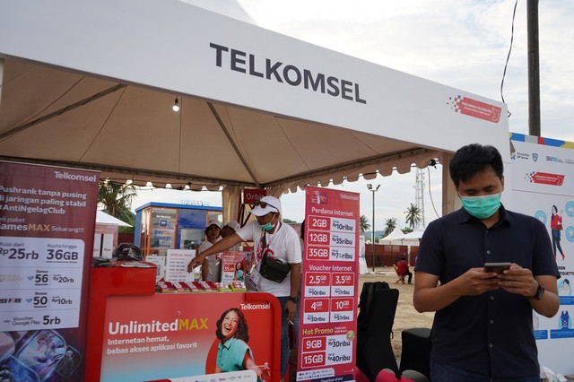 Logo Telkomsel di sebuah booth promosi jaringan 4G dan 5G di Mandalika International Street Circuit. Foto: Telkomsel