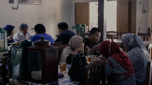 Pengunjung yang sedang menyantap hidangan di rumah makan Gudeg Yu Djum, Rabu (8/9). (Pandangan Jogja/Danang Bakti)