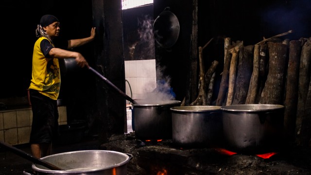 Salah satu pegawai Gudeg Yu Djum sedang memasak di dapur, Rabu (8/9). (Pandangan Jogja/Danang Bakti)