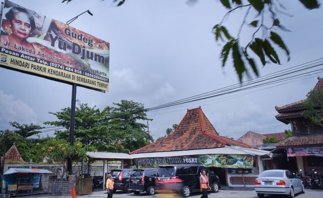Salah satu outlet Gudeg Yu Djum di Jalan Adisutjito, Yogyakarta. Foto: Koleksi Gudeg Yu Djum
