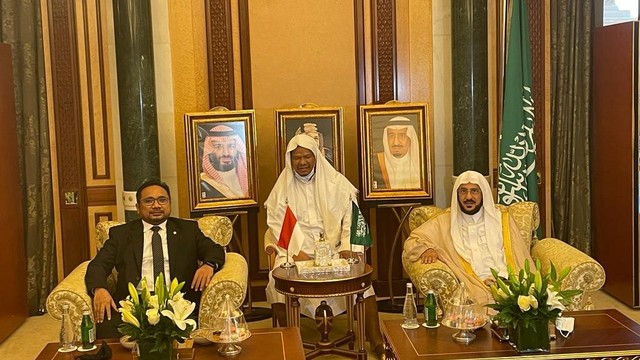 Menag Yaqut Cholil Qoumas bertemu Menteri Urusan Islam, Dakwah, dan Penyuluhan Arab Saudi Syekh Abdullatif bin Abdulaziz di Makkah, Arab Saudi. Foto: Kemenag RI