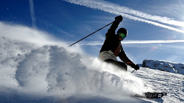 Seseorang bermain ski saat resor dibuka kembali untuk musim dingin di Madonna di Campiglio, Italia utara, Sabtu (20/11). Foto: Flavio Lo Scalzo/REUTERS