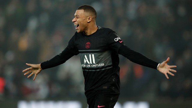 Pemain Paris St Germain Kylian Mbappe berselebrasi usai mencetak gol saat hadapi Nantes di Stadion Parc des Princes, Paris, Prancis, Sabtu (20/11).
Foto: Benoit Tessier/REUTERS