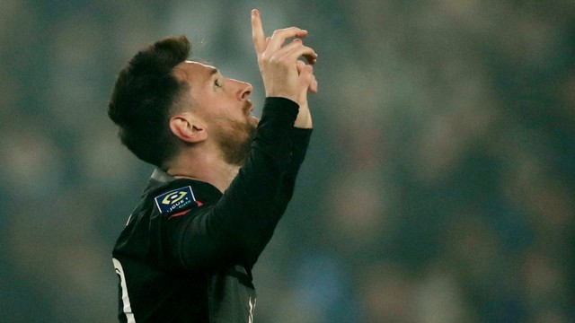 Pemain Paris St Germain Lionel Messi berselebrasi usai mencetak gol saat hadapi Nantes di Stadion Parc des Princes, Paris, Prancis, Sabtu (20/11). Foto: Benoit Tessier/REUTERS