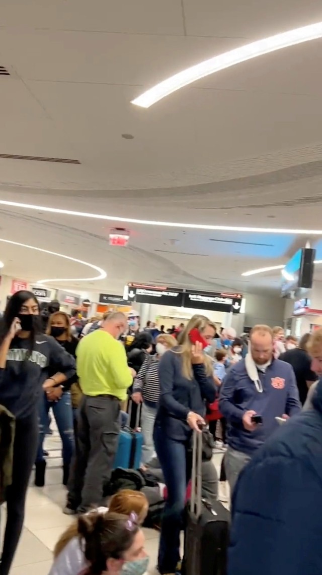 Orang-orang berkumpul untuk meninggalkan Bandara Internasional Hartsfield-Jackson Atlanta setelah melaporkan penembakan, di Atlanta, Georgia, AS, Sabtu (20/11). Foto: Twitter/mohiterajas/via REUTERS
