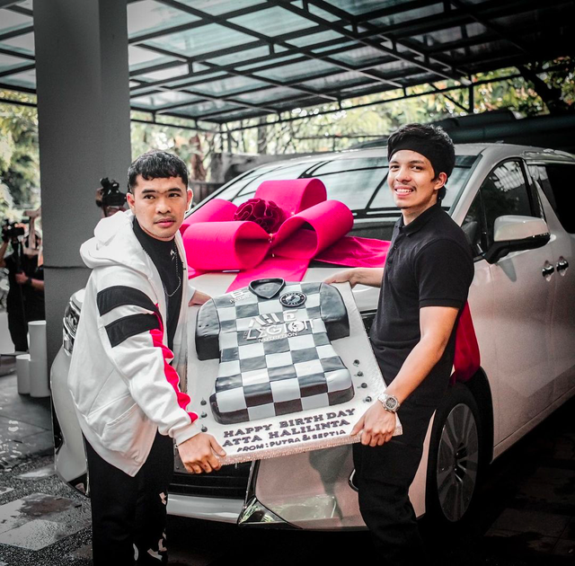 Atta Halilintar dapat hadiah mobil mewah hingga jam tangan saat ulang tahun. Foto: Instagram @attahalilintar.