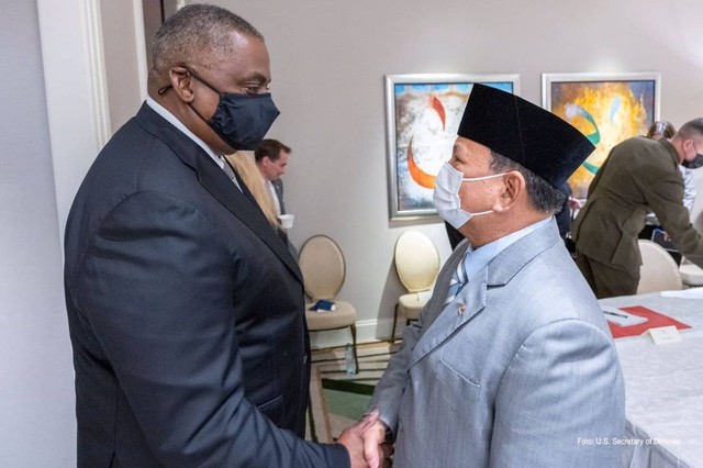 Menhan Prabowo Subianto bertemu Menteri Pertahanan Amerika Serikat (AS) Lloyd Austin di Bahrain. Foto: Instagram/@kemhanri