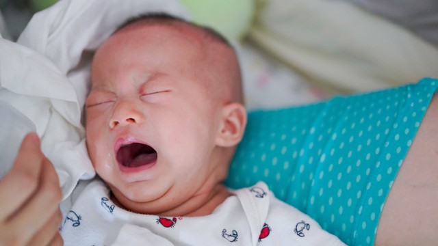 Ilustrasi bayi rewel karena sakit. Foto: Shutter Stock