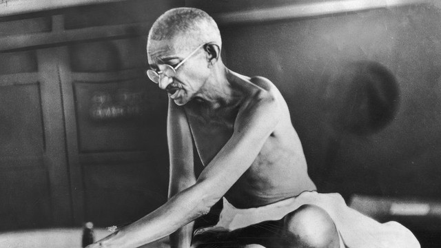 Gandhi melakukan aksi mogok makan pertamanya melawan kerusuhan antaragama pada 1921.