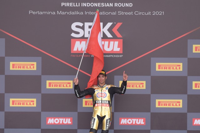 Pembalap tim Pata Yamaha With Brixx WorldSBK Toprak Razgatlioglu mengibarkan bendera Turki seusai balapan pertama (race 1) WSBK seri Indonesia 2021di Sirkuit Mandalika, Lombok Tengah, Nusa Tenggara Barat (NTB), Minggu (21/11). Foto: Andika Wahyu/ANTARA FOTO