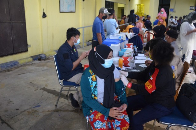 Masyarakat ikut vaksin gratis yang digelar Ditpolairud Polda Bangka Belitung.