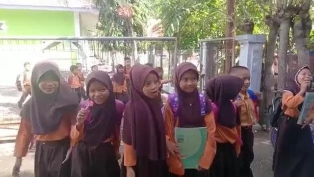 Tangkapan layar video siswa-siswi SD Lampuyang di Pulo Aceh pulang sekolah karena tiada guru yang mengajar viral di media sosial pada Sabtu kemarin. Foto: Dok. Warga