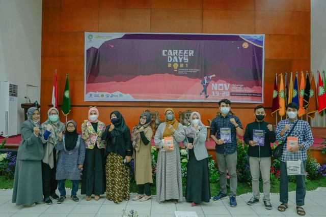 Narasumber, panitia dan peserta melakukan foto bersama pada Career Days bertajuk “Change Your Mind for Better Future” yang berlangsung di gedung Anwar Musaddad, dari Jum’at-Sabtu (19-20/11/2021). 