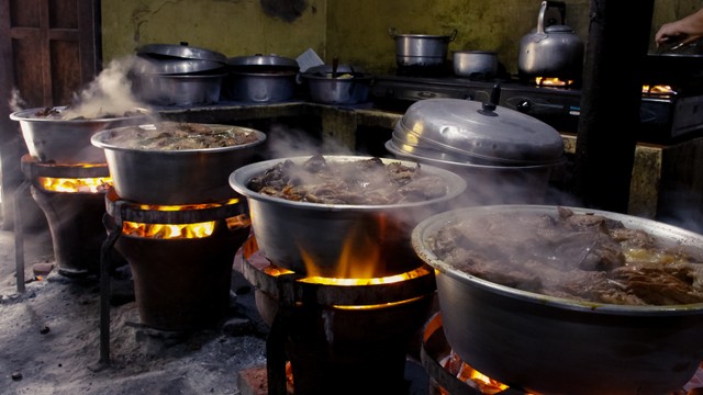 Masakan ayam yang sedang dipanaskan di atas tungku dapur Gudeg Yu Djum, Rabu (8/9). (Pandangan Jogja/Danang Bakti)