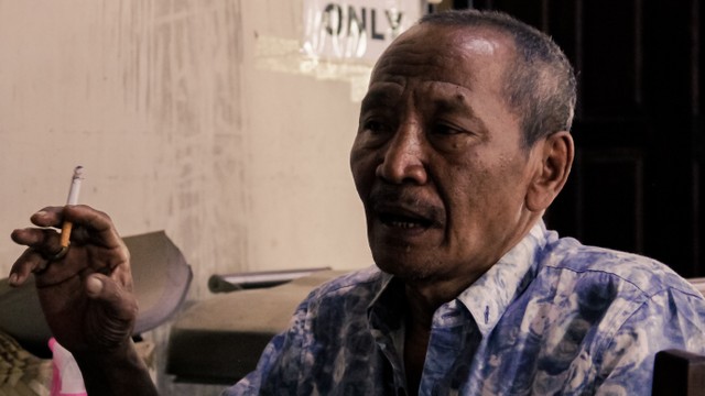 Tri Widodo (65) sedang menceritakan pengalamannya belajar membuat Gudeg Yu Djum, Rabu (8/9). (Pandangan Jogja/Danang Bakti)
